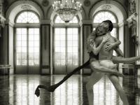 Ein Mann und eine Frau tanzen leidenschaftlich Balett