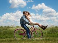 Paar auf Fahrrad