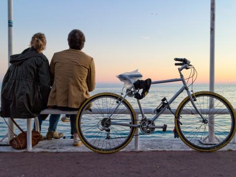 Ein Paar auf das Meer schauend